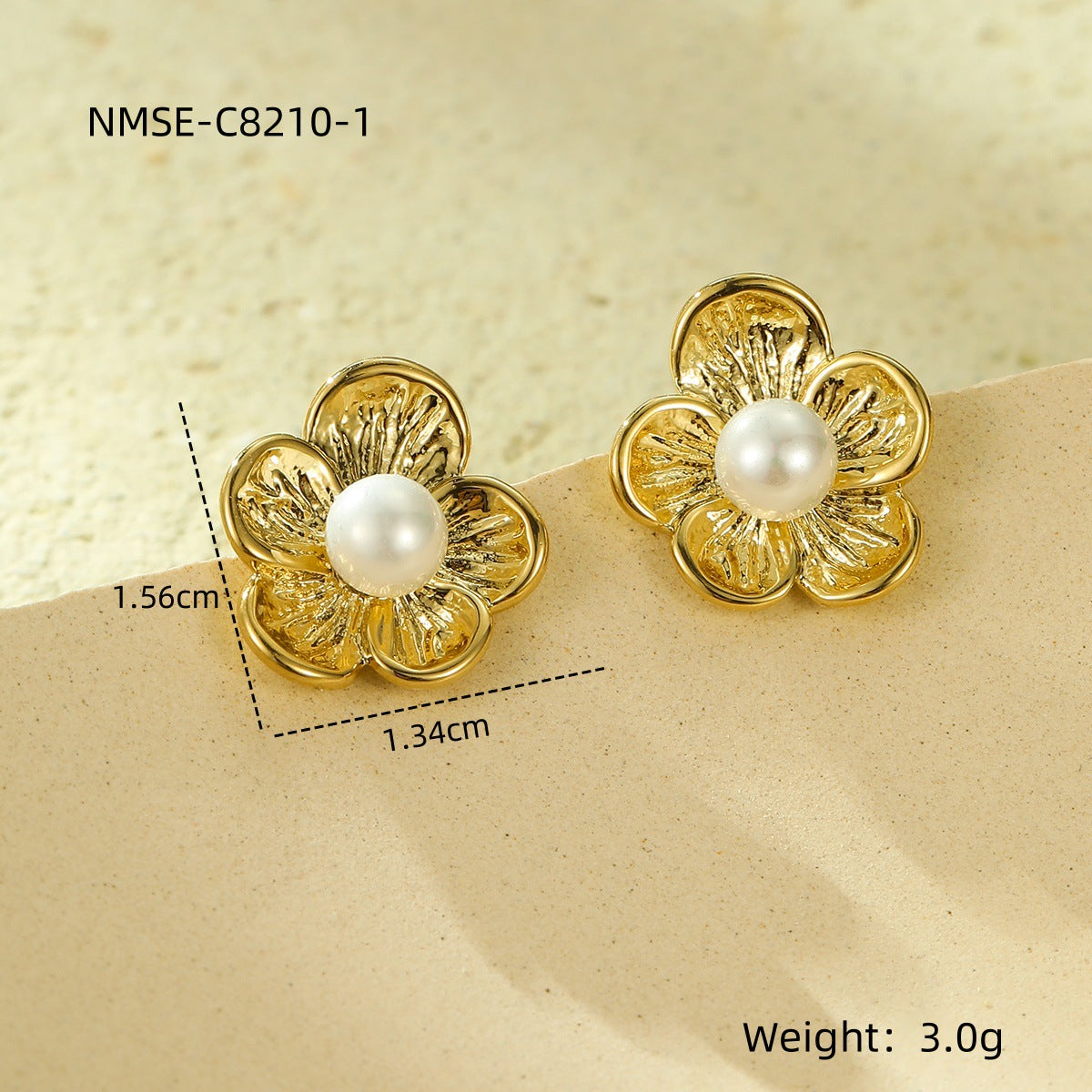 Eleganti orecchini in acciaio al titanio a forma di fiore con intarsio di perle da donna, accessorio di moda elettroplaccato