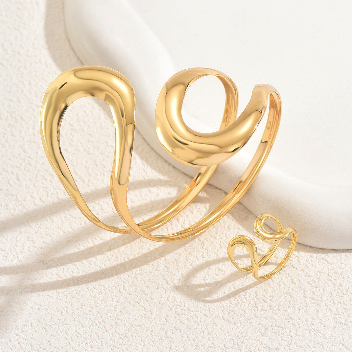 Conjunto de pulsera y anillo de aleación de zinc pulido con forma geométrica hueca, ajustables, joyería tipo brazalete