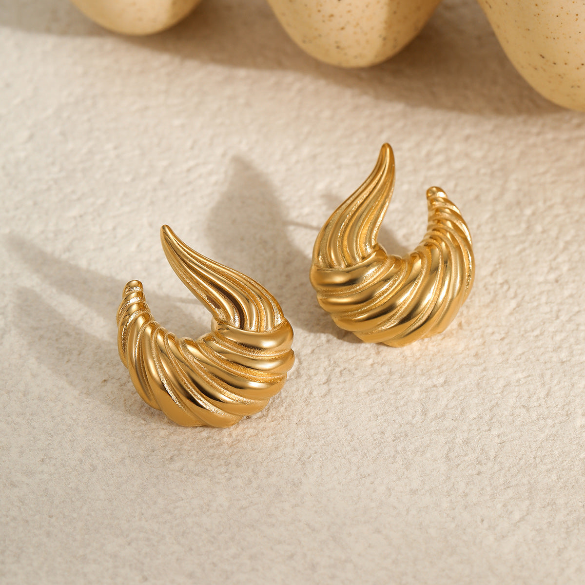Pendientes de tuerca minimalistas de acero inoxidable con diseño plegado irregular y superficie pulida para mujer