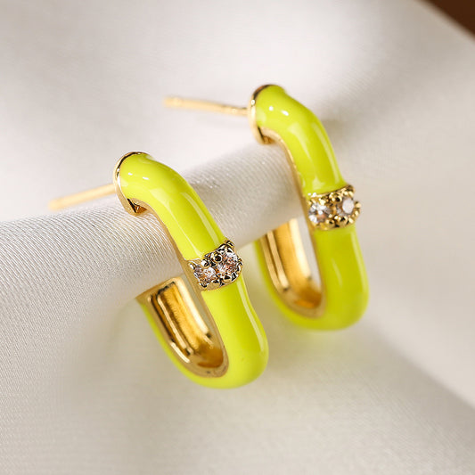Orecchini a perno da donna geometrici smaltati color caramella con zirconi, gioielli per l'orecchio minimalisti e alla moda con incastonatura a micropavé