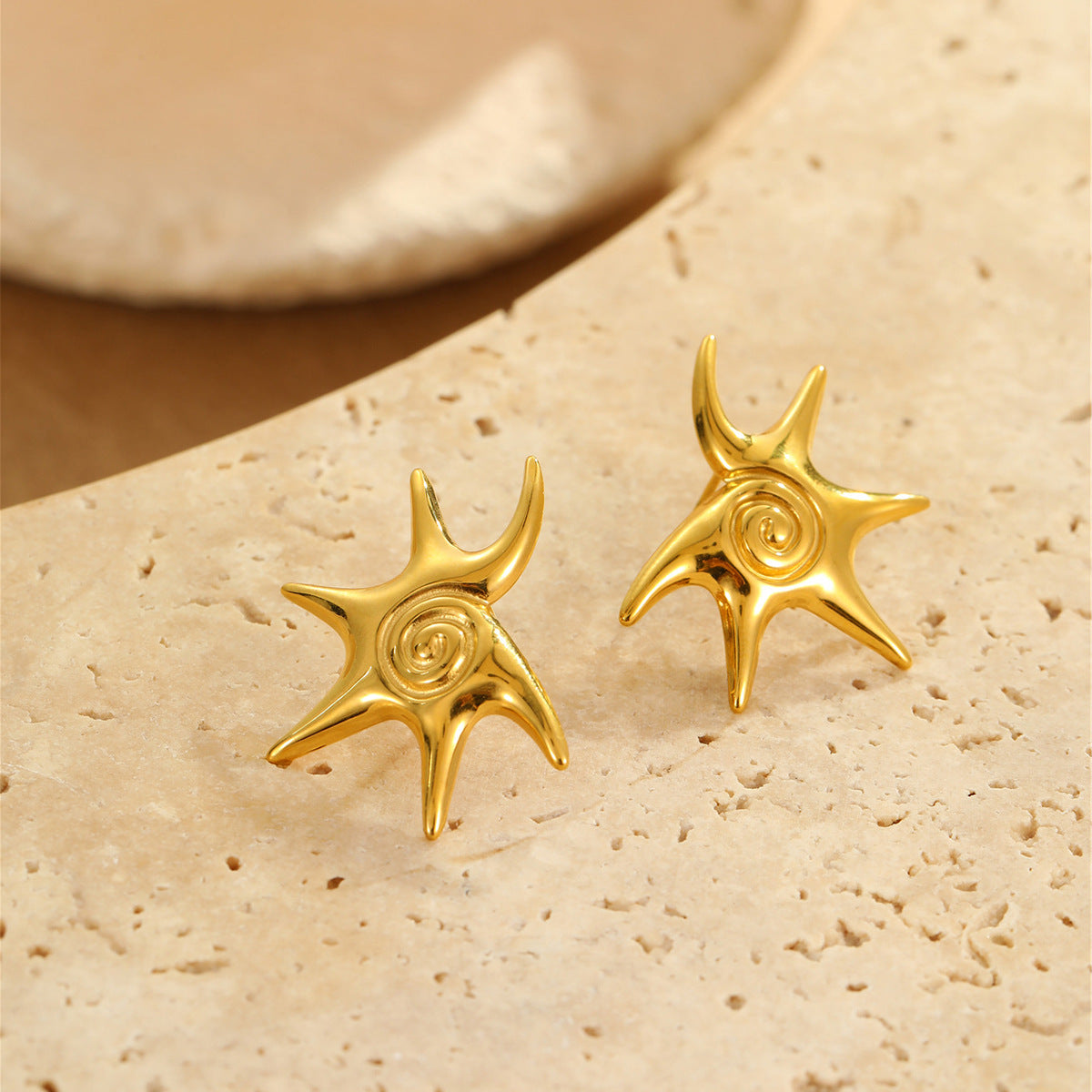 Collana Pendente Sole Geometrico Minimalista in Acciaio al Titanio con Placcatura in Oro da Donna