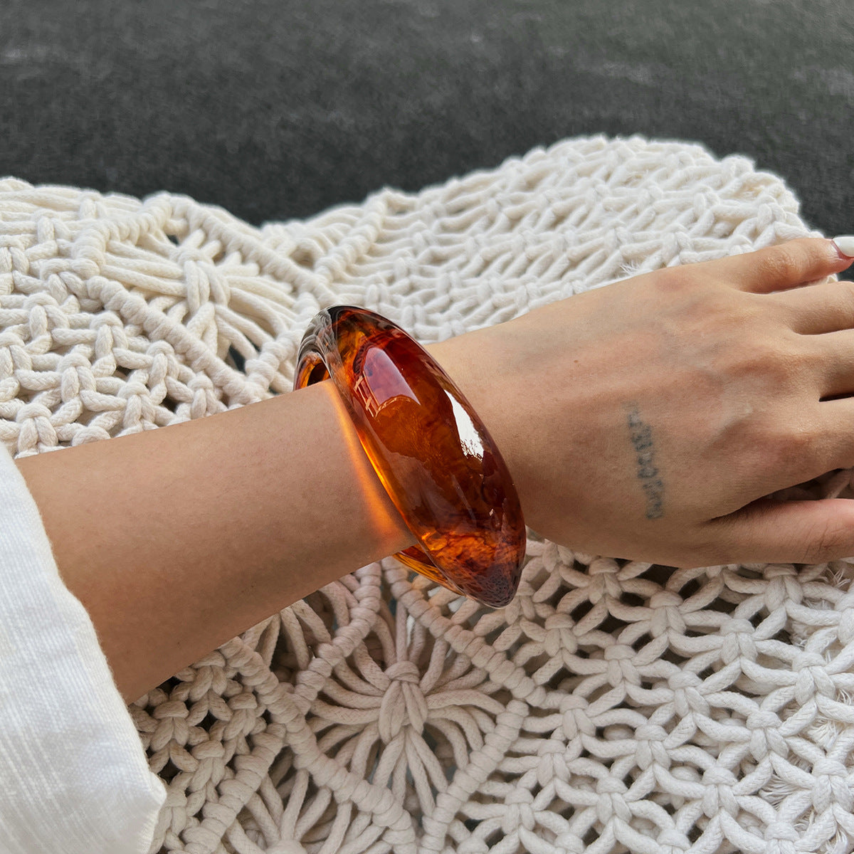 Bracciale Largo da Donna Minimalista Vintage in Acrilico Ambrato Testurizzato con Forma Geometrica e Finitura Artigianale