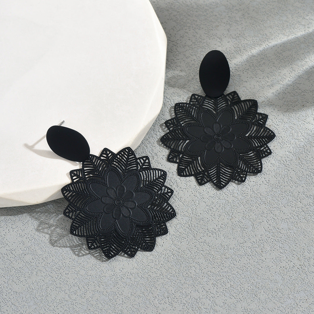 Pendientes de tuerca elegantes geométricos negros florales para mujer de aleación de zinc con chapado ecológico