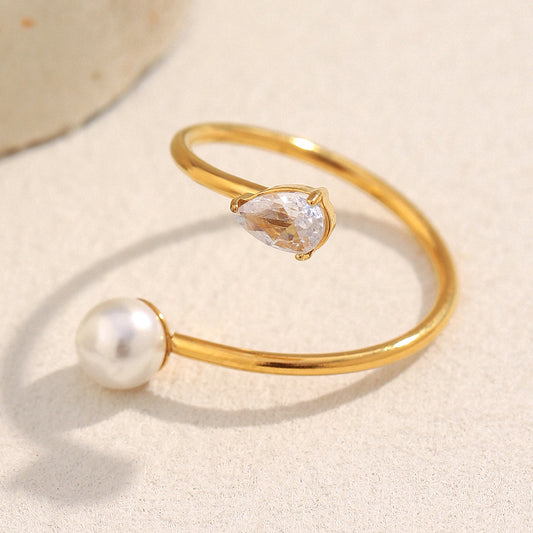 Anello da donna minimalista asimmetrico a forma di serpente in acciaio inossidabile con placcatura in oro 18 carati con perle simulate e zirconi