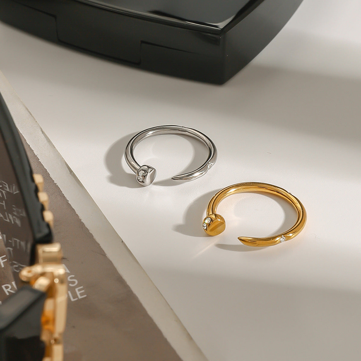 Anello da donna in acciaio inossidabile con placcatura, design geometrico minimalista in acciaio al titanio