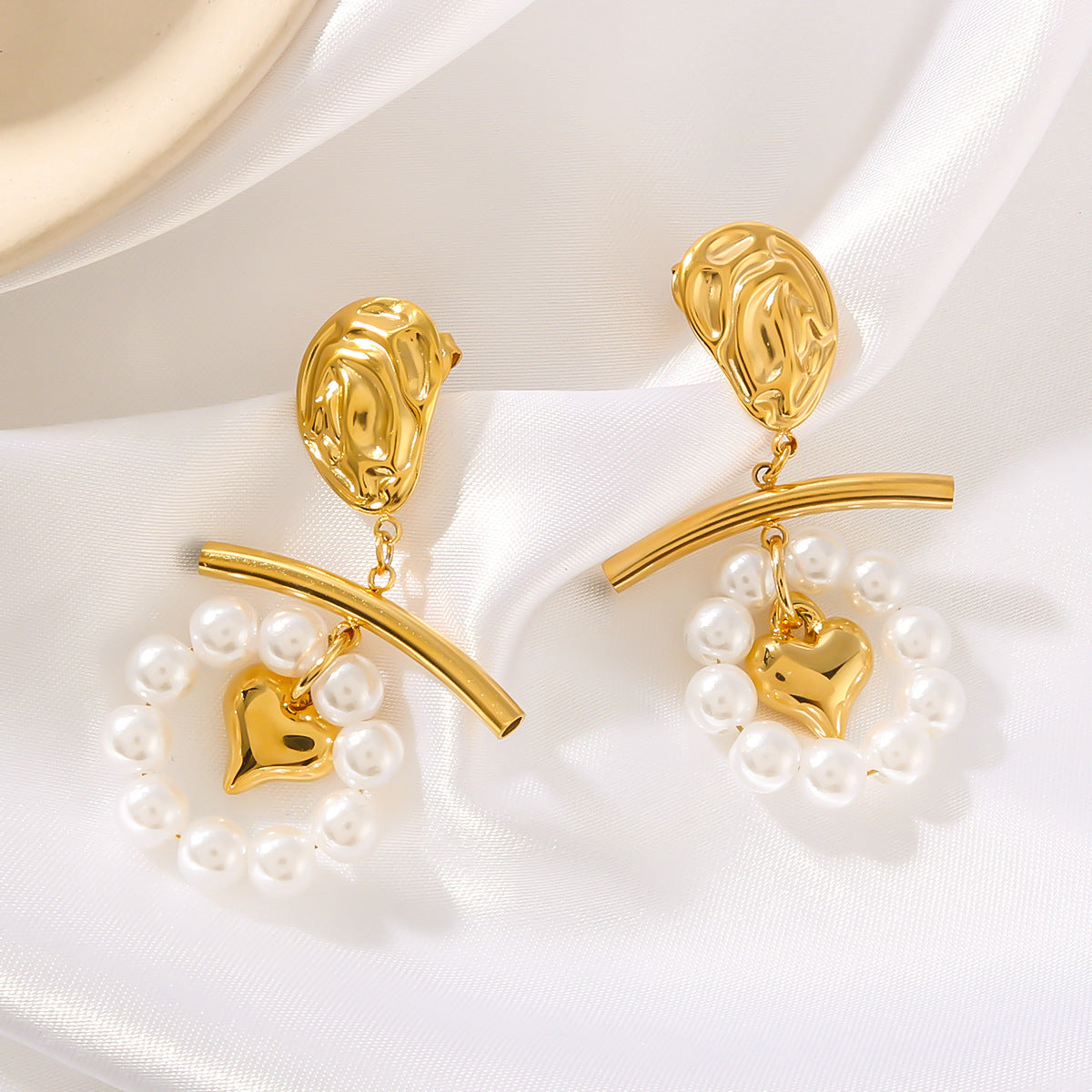 Orecchini a perno a forma di cuore con perle in rilievo 3D in stile vintage romantico in acciaio inossidabile con placcatura sottovuoto in oro 18 carati