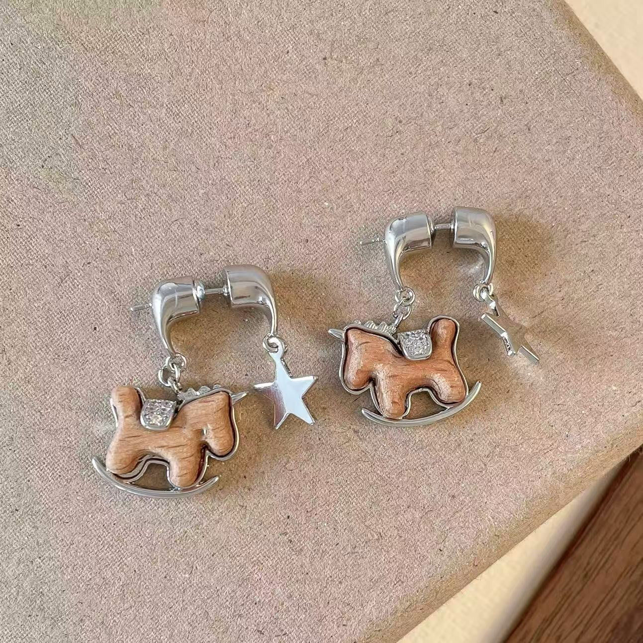 Pendientes de tuerca flocados con forma de caballo estilo lujo con perlas en plata de ley 925 bañada en oro de 18 quilates para mujer