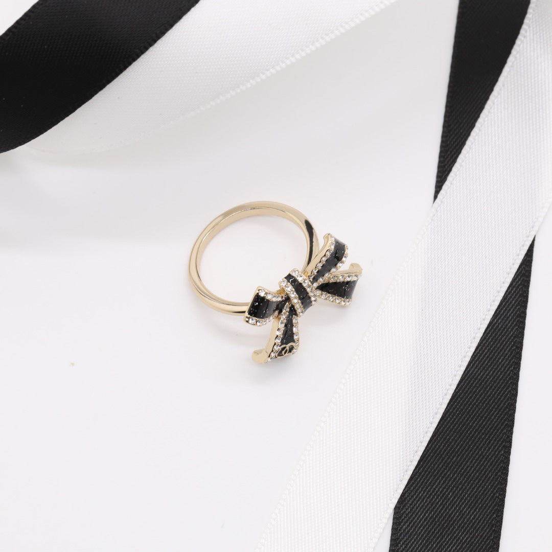 Elegante set di collana e orecchini in ottone placcato oro con fiocco smaltato da donna