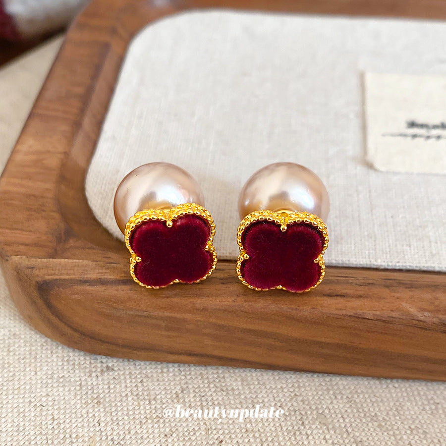 Orecchini a perno floreali con perle in acciaio placcato, stile vintage e minimalista da donna
