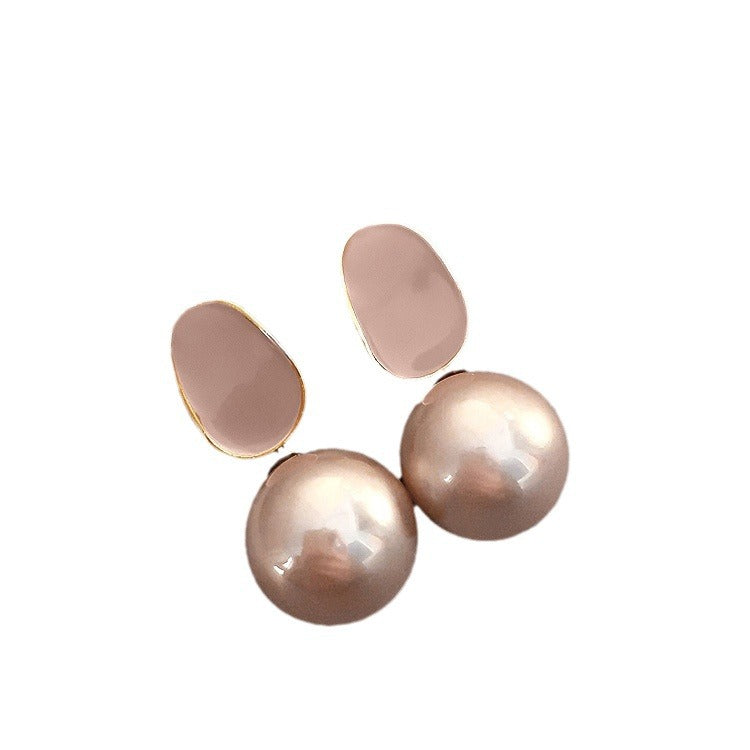 Elegantes pendientes florales de perlas con postes de plata chapados en oro para mujer