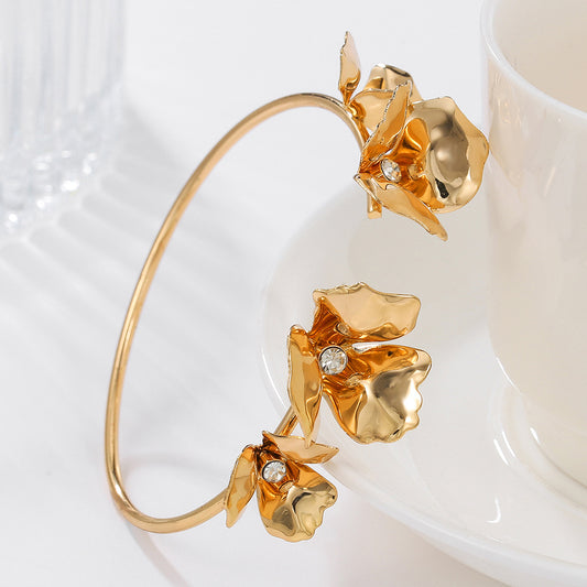Bracciale a Polsino Floreale Minimalista in Metallo da Donna con Design a Petalo Geometrico, in Lega Placcata Oro e Intarsio di Strass