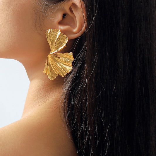 Orecchini a foglia di ginkgo geometrici "sweet-edgy" in lega con finitura galvanizzata da donna