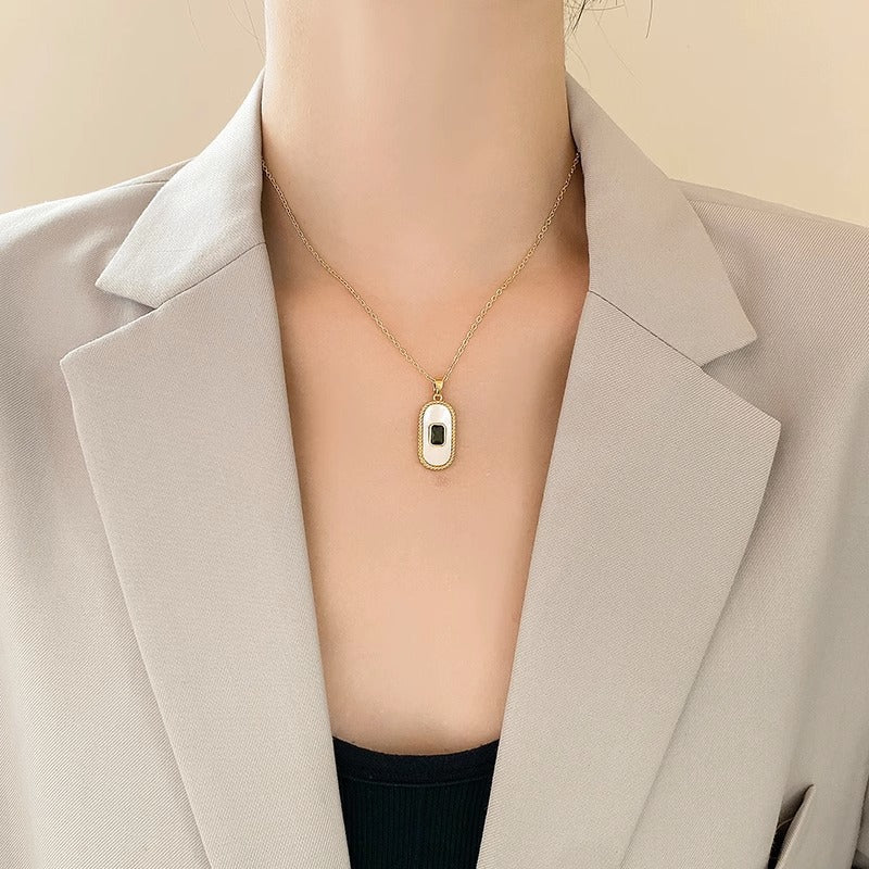 Collana da donna ovale in stile vintage francese con conchiglia e zirconi verdi su catena a O in acciaio al titanio