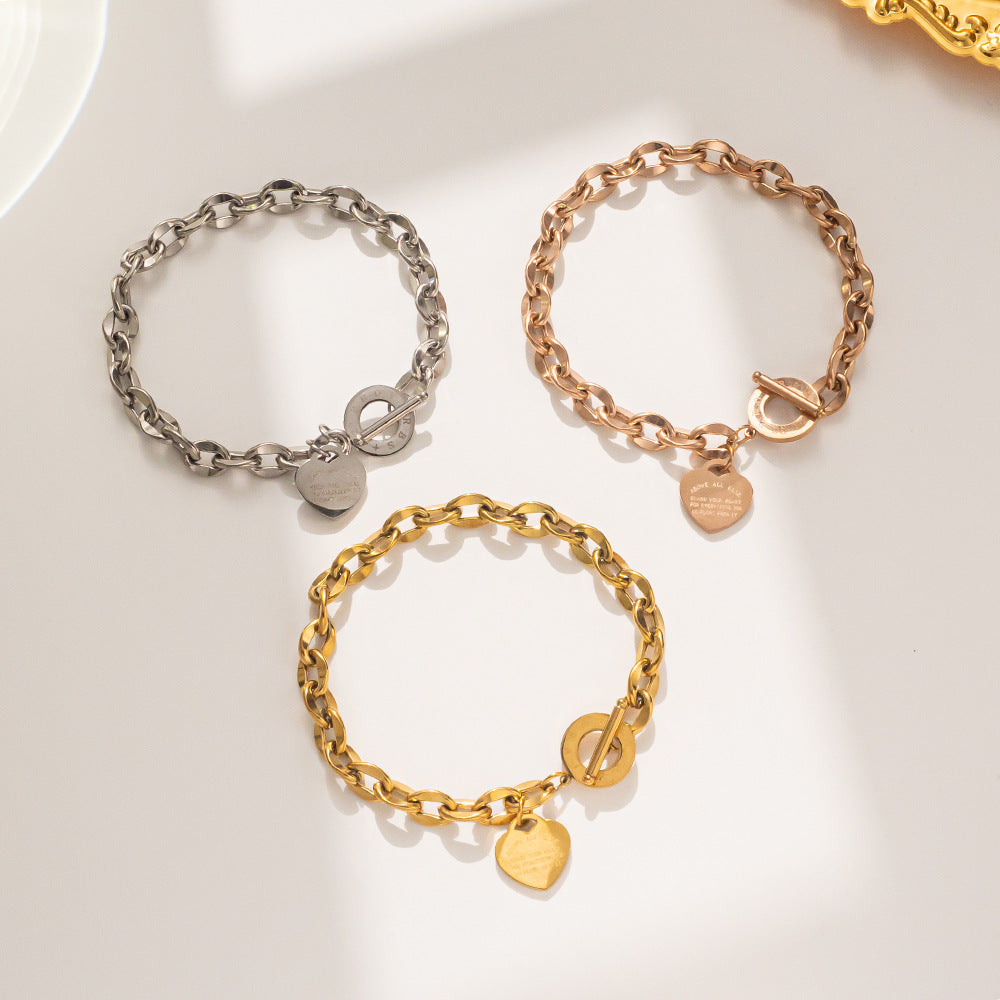 Bracciale a catena a O in acciaio al titanio alla moda da donna con forma a cuore e placcatura in rodio, versatile per l'ufficio