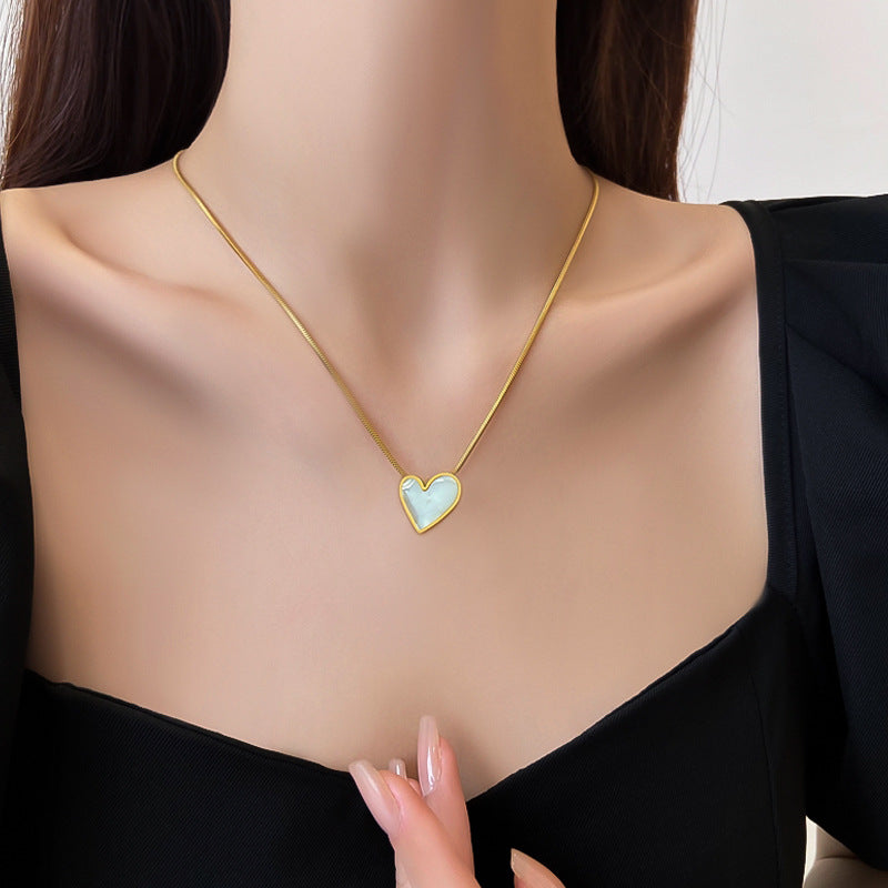 Collar con colgante de nácar en forma de corazón de acero de titanio minimalista para mujer con cadena tipo relicario chapada en oro