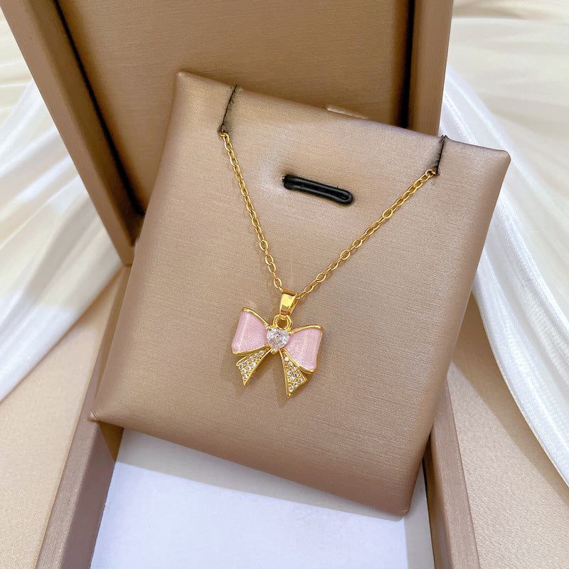 Collana di Lusso a Farfalla Smaltata Geometrica con Ciondolo in Strass e Catena in Acciaio Inossidabile