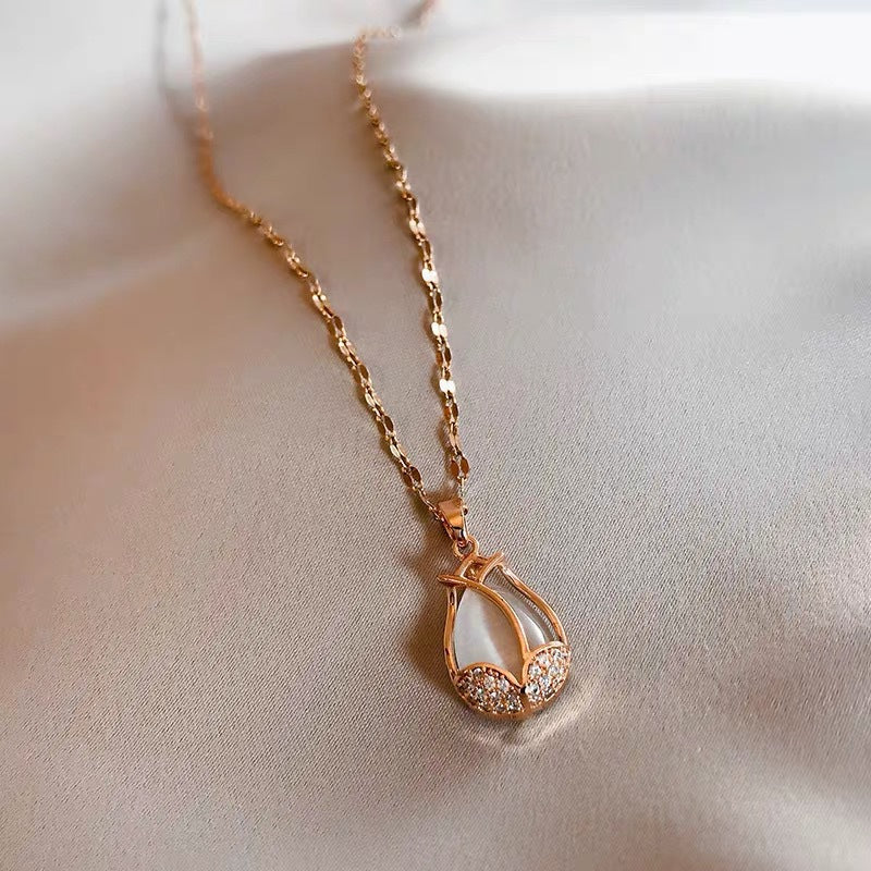 Tulip-Shaped Pendant Necklace for Women in Titanium Steel with Plated Finish, Minimalist Botanical Design, Delicate Clavicle Chain