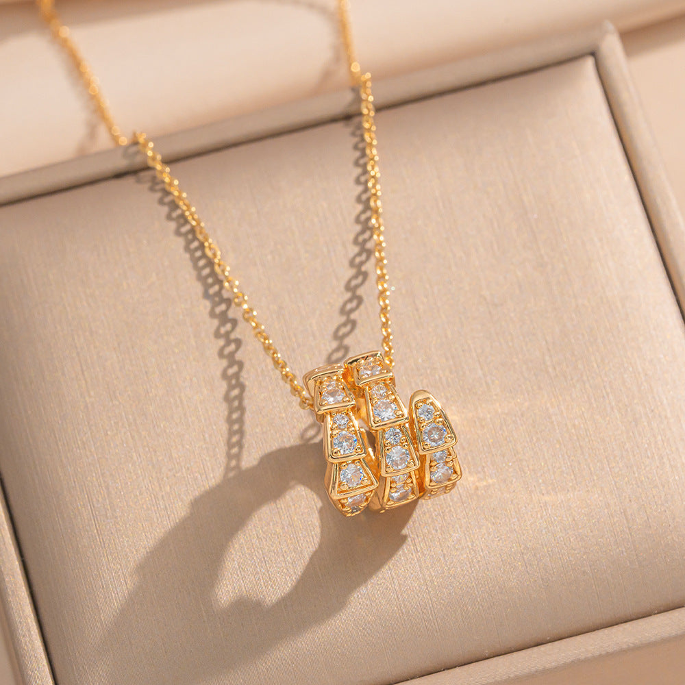 Light Luxury Star-Shaped Pendant Necklace for Women with 18K Gold Plated Copper and Titanium Steel O-Chain