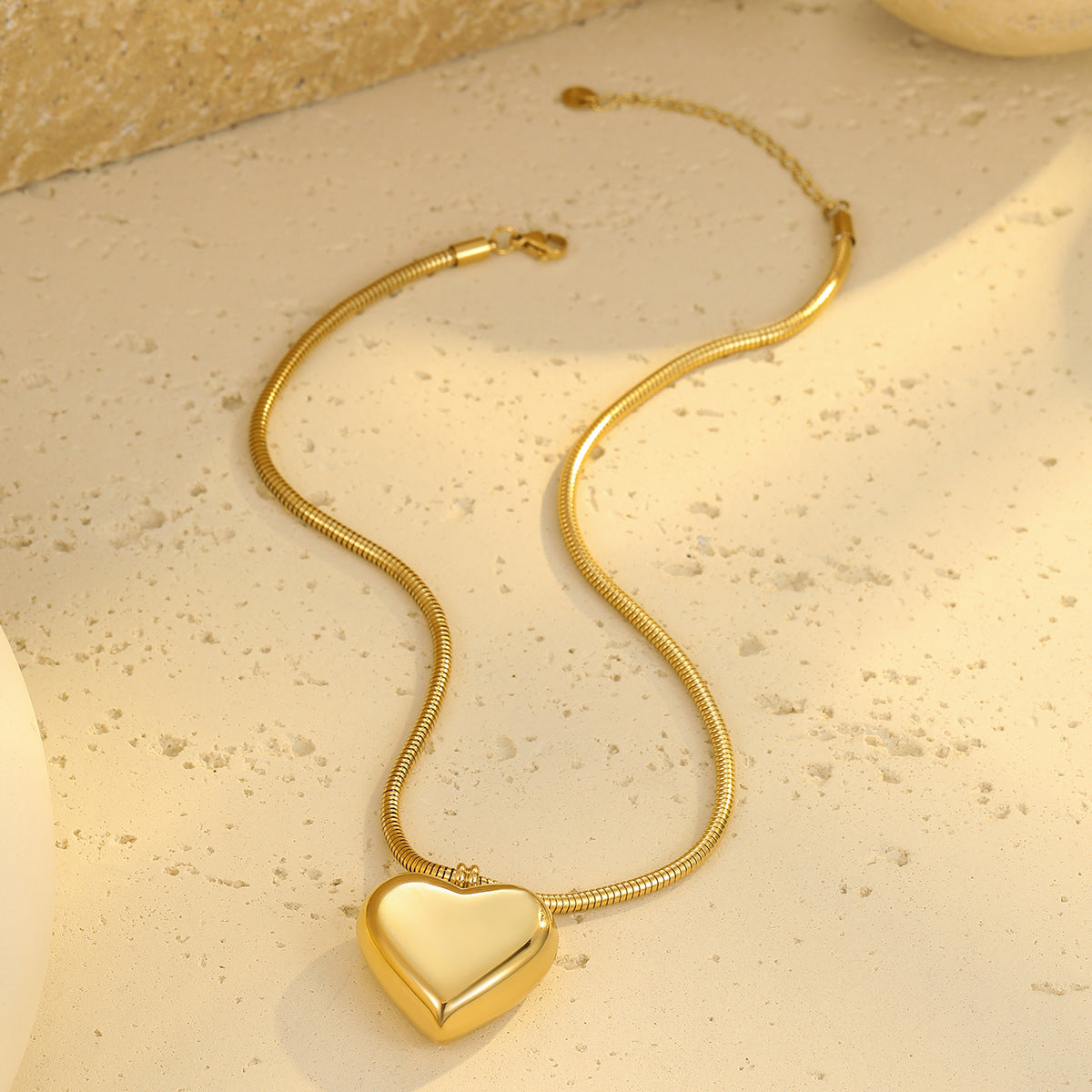 Collana Minimalista da Donna a Catena Snake a Cuore in Acciaio al Titanio con Placcatura in Oro