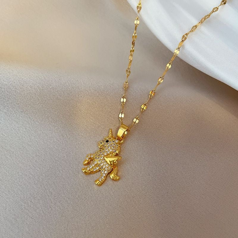 Collana pendente unicorno minimalista da donna in acciaio al titanio con placcatura in oro 18 carati e intarsio di strass