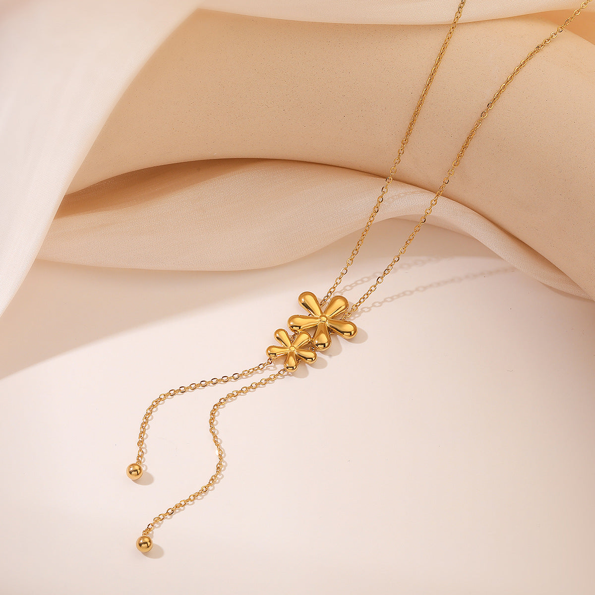 Minimalist Heart-Shaped Titanium Steel Pendant Necklace for Women with Floral Accents and Delicate Clavicle Design