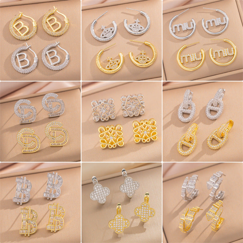 Orecchini a perno Saturno minimalisti color oro in ottone con zirconi per donna