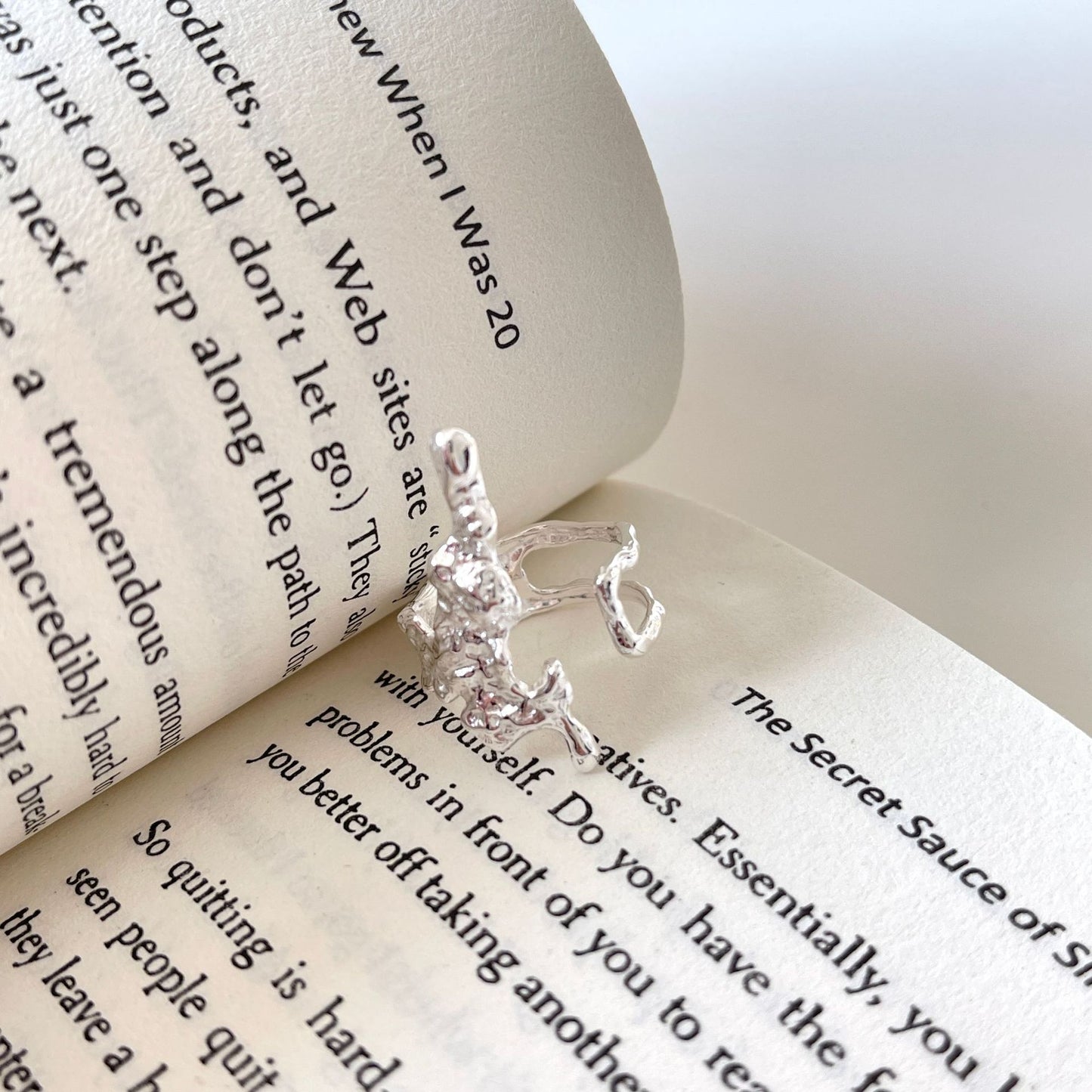 Anello Elegante Minimalista in Argento Sterling 925 con Geometria Irregolare e Texture Astratta, Aperto Regolabile da Donna