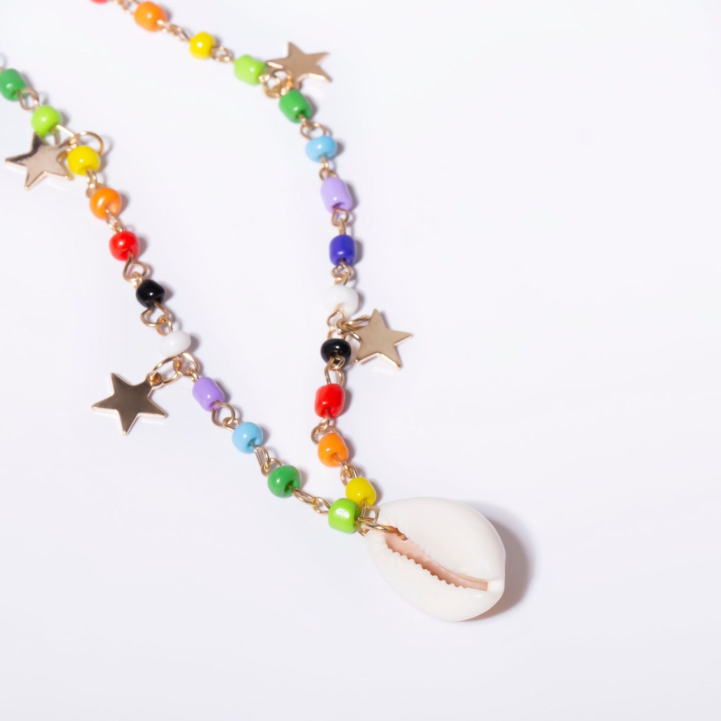 Collana Minimalista a Nappa a Forma di Stella con Finitura Galvanizzata per Donna, con Perline Colorate e Ciondolo a Conchiglia su Catena a Sfere