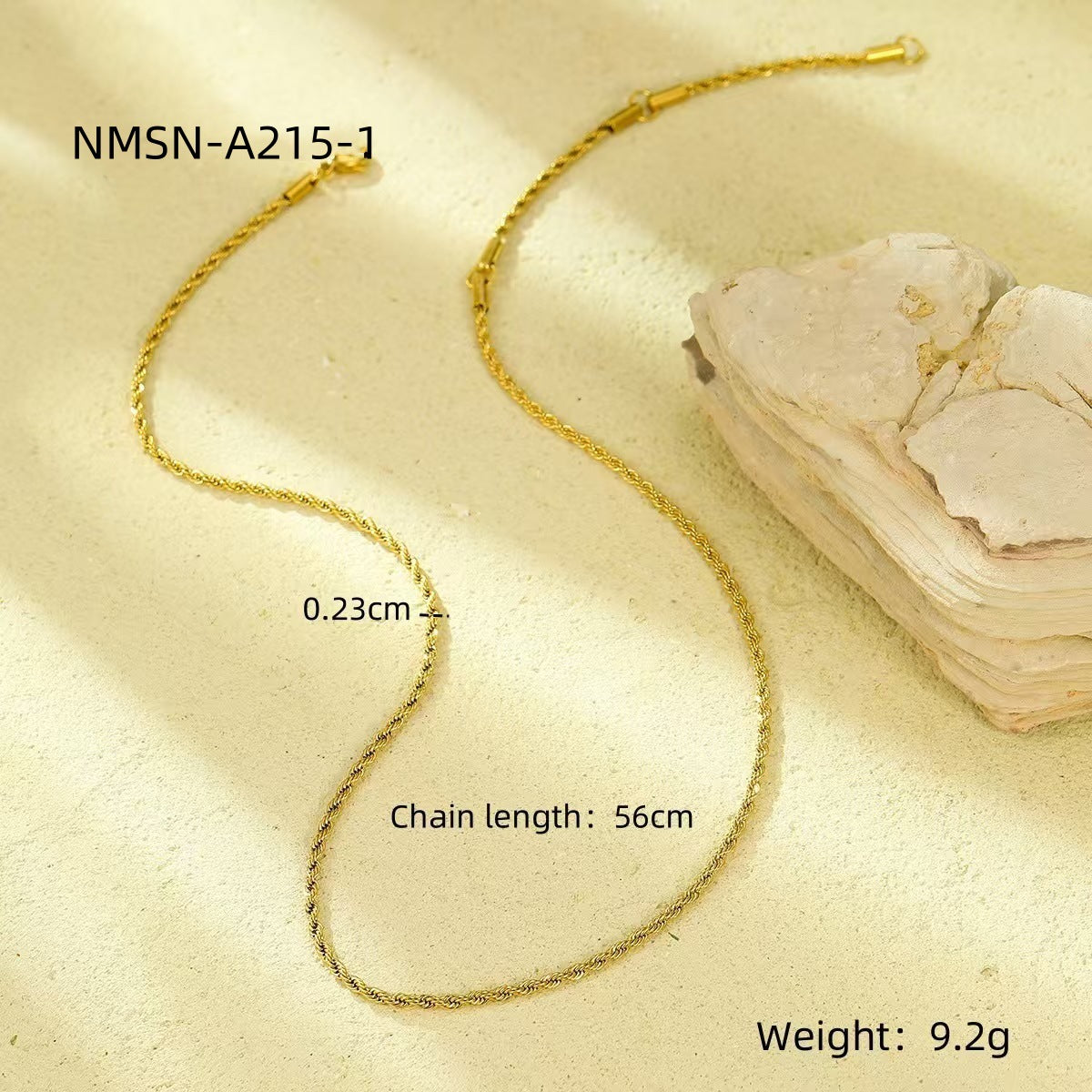 Elegante collar de cesta tejida estilo OL de acero titanio con chapado en oro para mujer