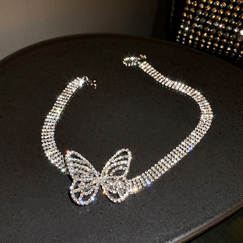 Collana con pendente a cuore a goccia in stile lusso con intarsio in strass in acciaio al titanio su catena in rame da donna