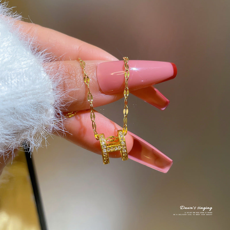 Collana da donna a lettera H in acciaio inossidabile minimalista con intarsio in strass, ciondolo geometrico, delicata catena per clavicola per l'uso quotidiano