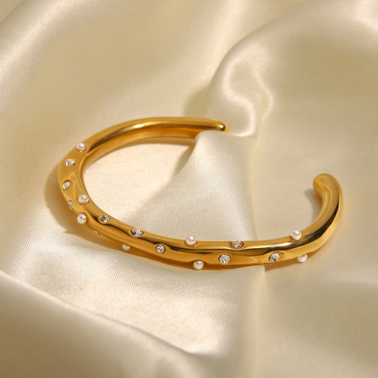 Bracciale da donna in acciaio al titanio con geometria INS, placcatura in oro 18 carati e intarsi in perle e zirconi