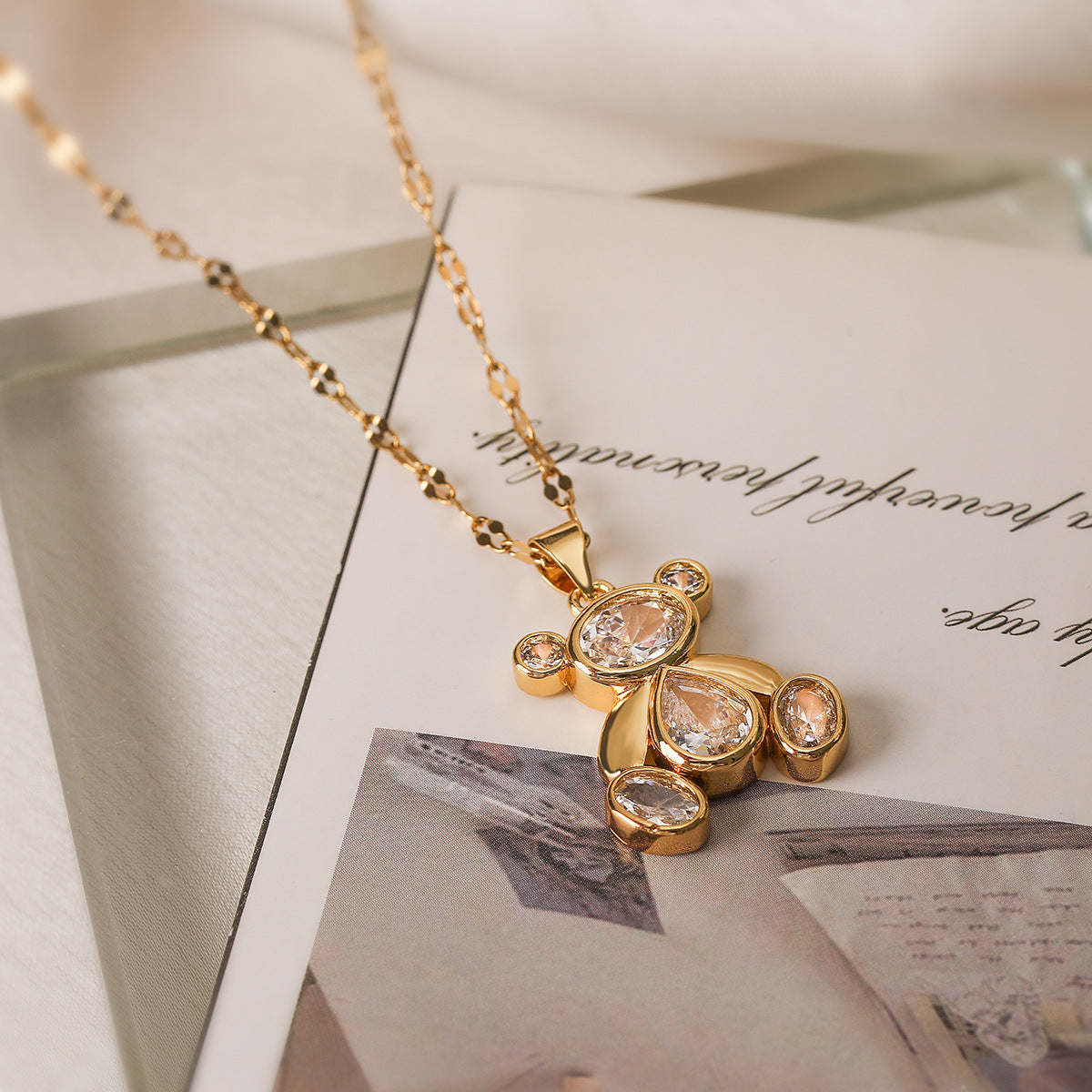 Collana da donna con ciondolo a forma di orso minimalista, base in rame e placcatura in oro 18K, intarsio in zircone