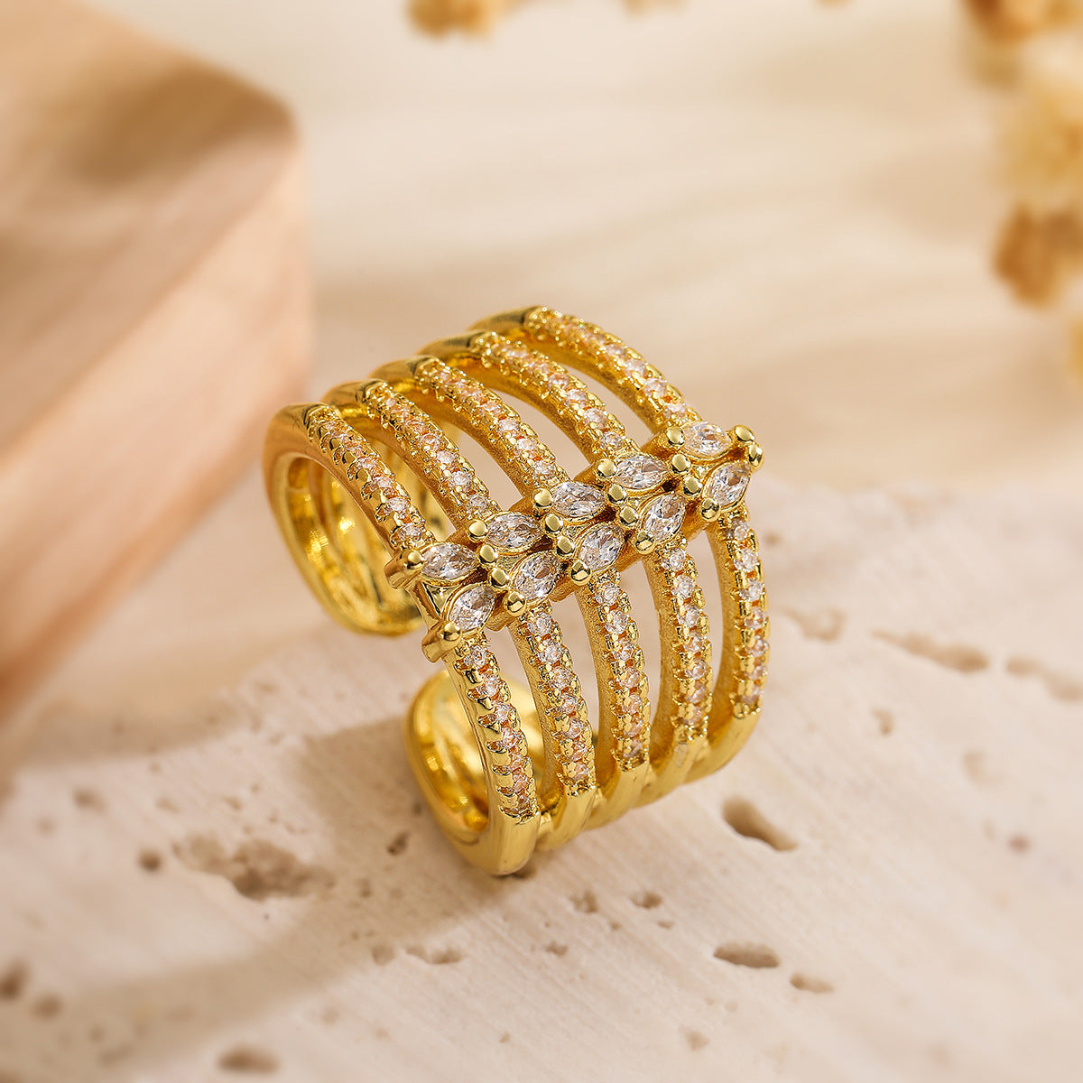 Anello aperto geometrico minimalista da donna in ottone placcato oro con intarsio in zircone