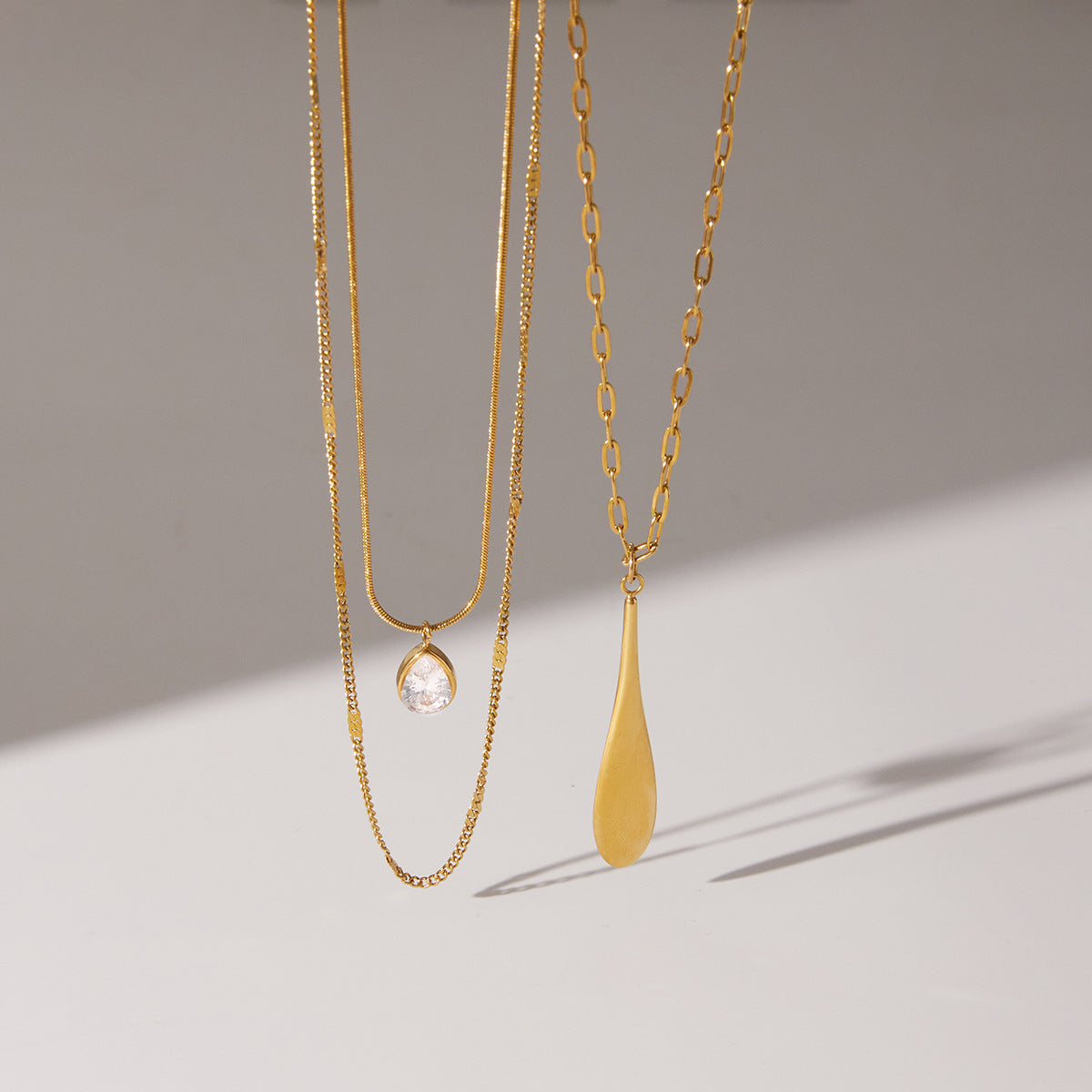 Collar con colgante minimalista de titanio en forma de lágrima con chapado en oro PVD al vacío y cadena de acero inoxidable para mujer