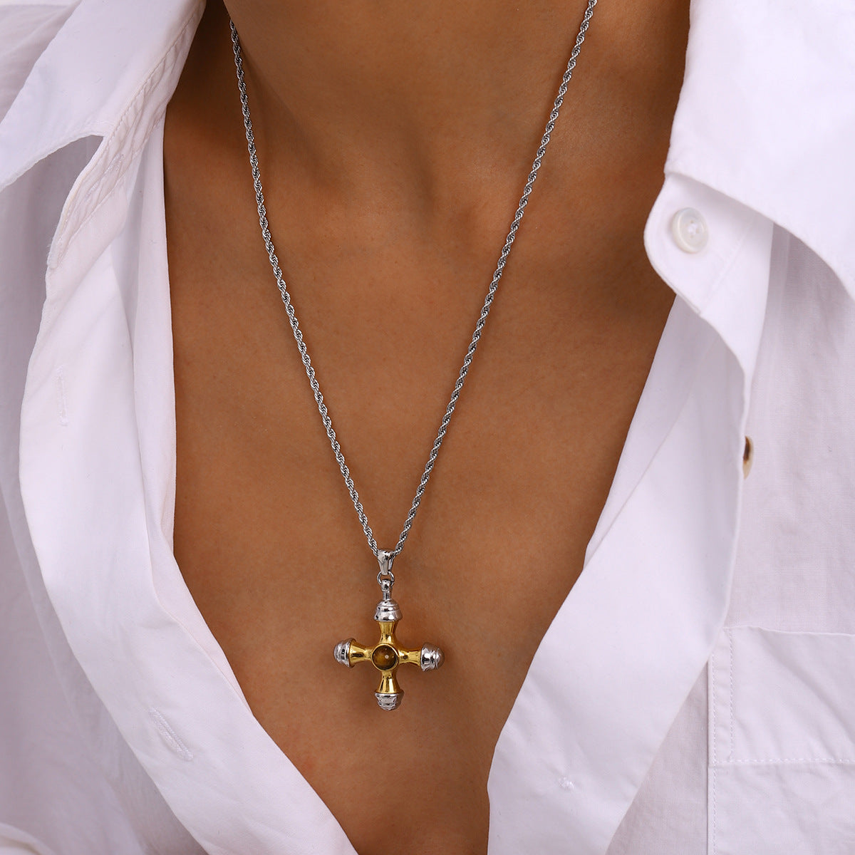 Collana con Ciondolo a Croce Minimalista in Acciaio Inossidabile con Accenti in Acciaio al Titanio, Finitura Galvanizzata, Design Geometrico per Donna