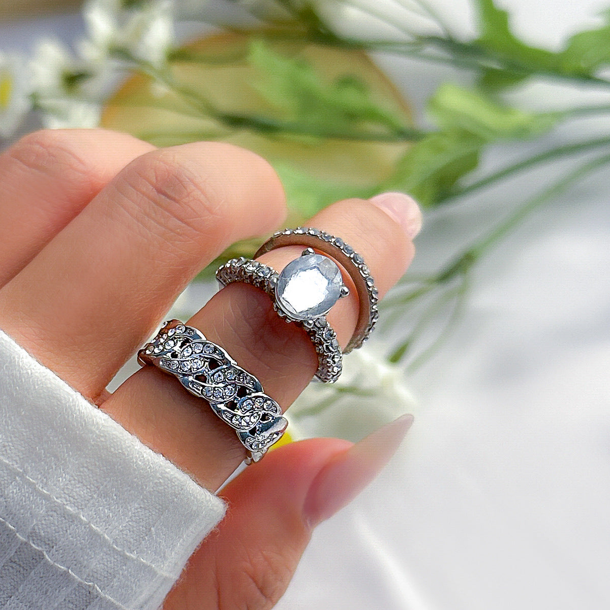 Anello vintage da donna in lega con forma a goccia d'acqua, intarsiato con strass pavé e design a catena asimmetrica