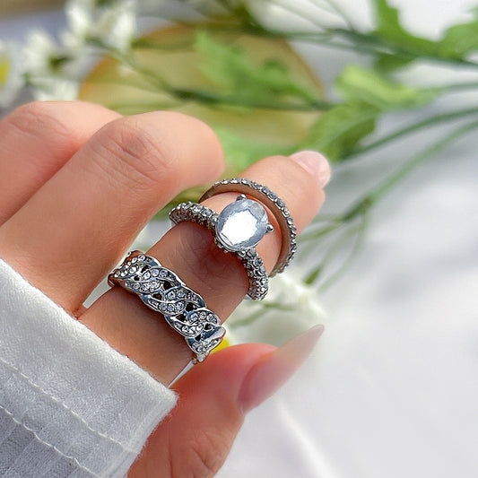 Anello vintage da donna in lega con forma a goccia d'acqua, intarsiato con strass pavé e design a catena asimmetrica