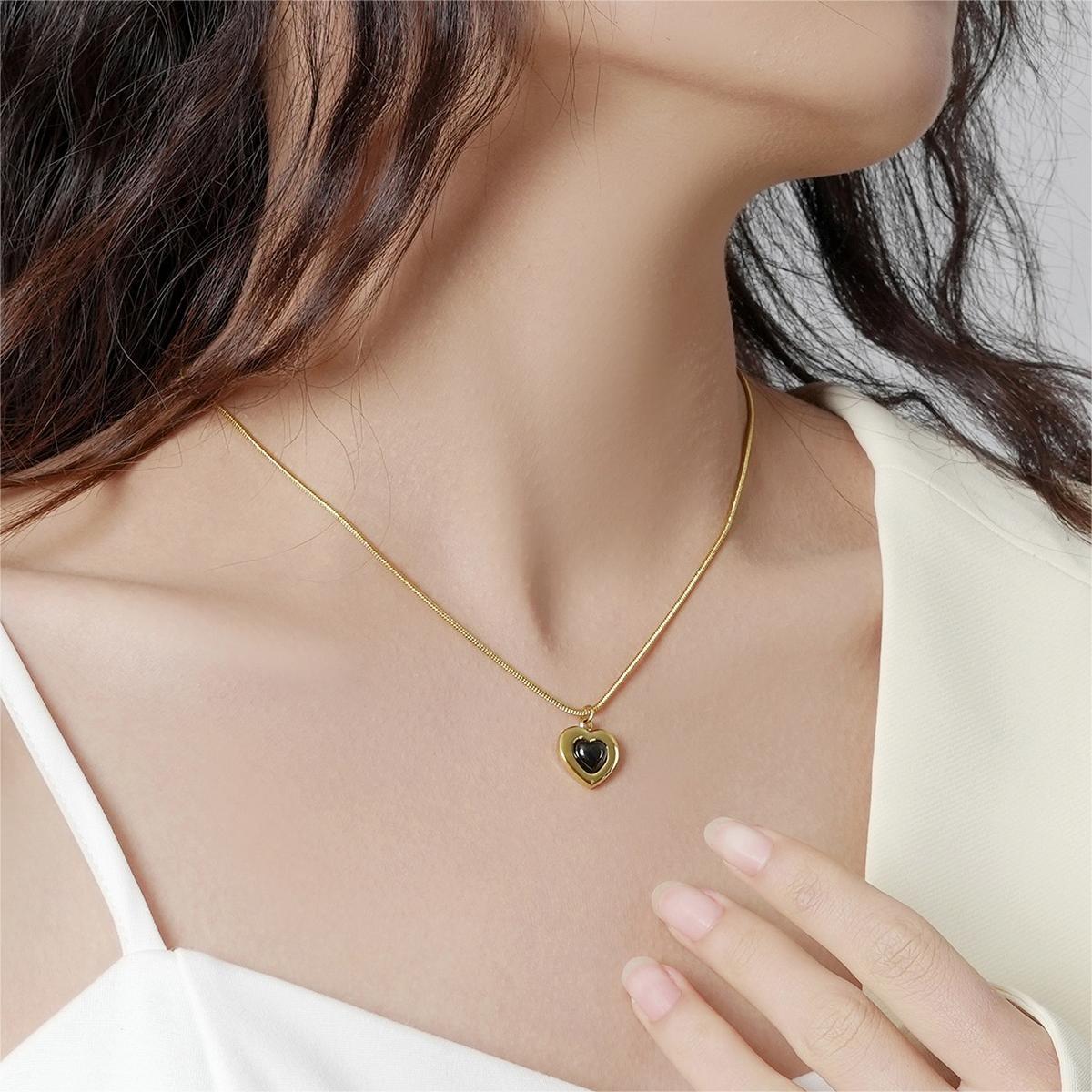 Cute Heart-Shaped Titanium Steel Necklace with 18K Gold Plating for Women and Men, Delicate Clavicle Chain with Black Heart Pendant