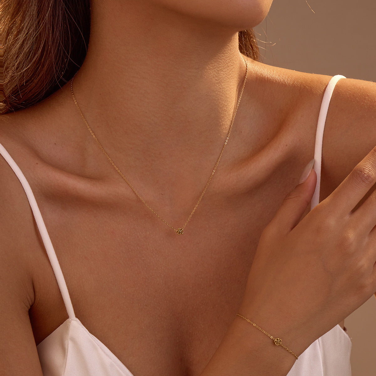 Conjunto de collar con colgante de flor de rosa minimalista con cadena de acero inoxidable y acabado galvanizado para mujer