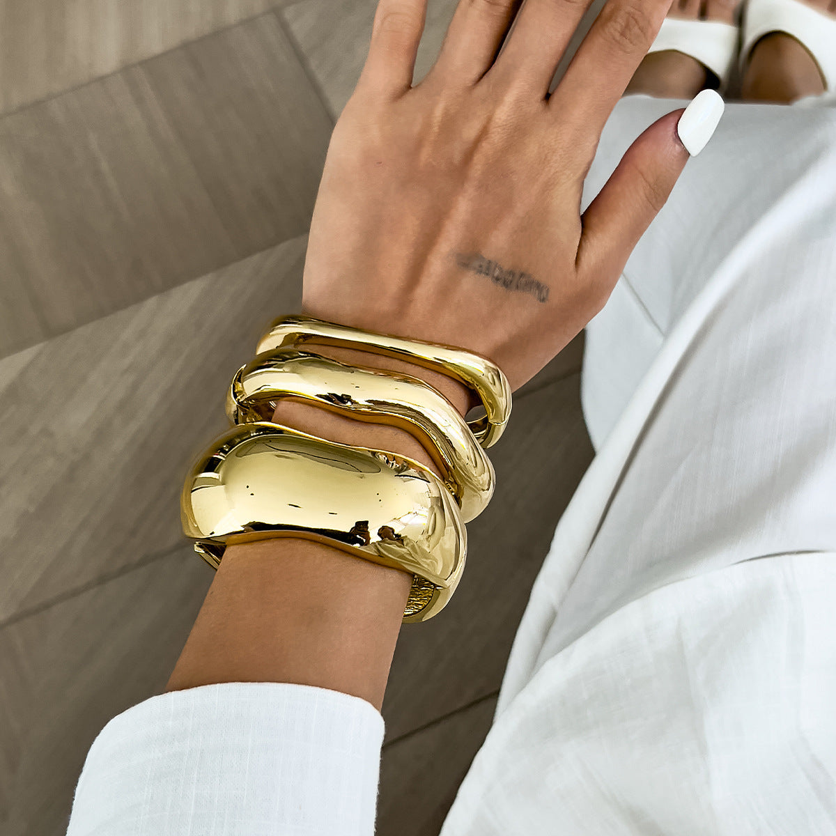 Bracciale geometrico irregolare ondulato in lega con finitura placcata da donna
