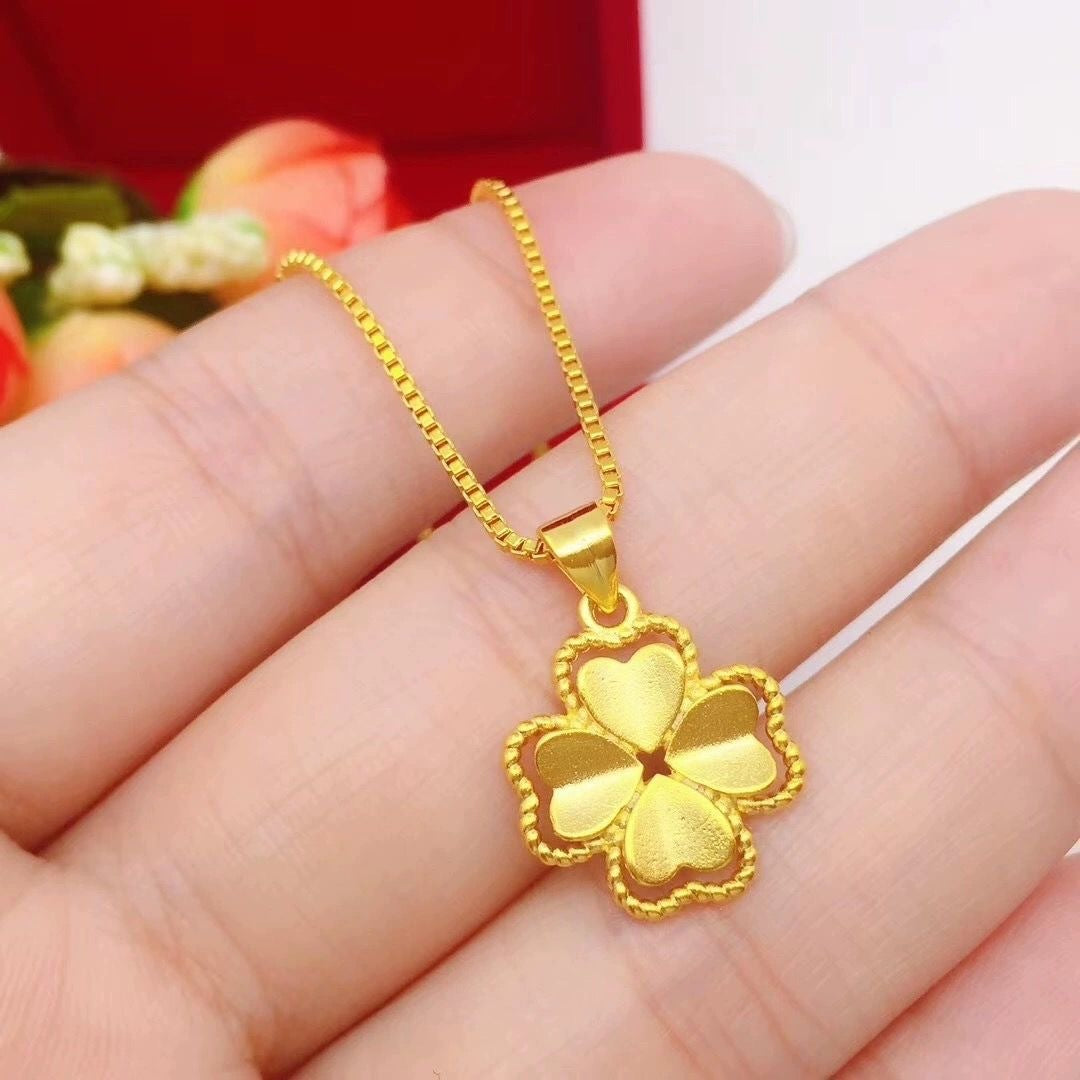 Collana da donna con ciondolo a cuore e quadrifoglio in acciaio al titanio placcato oro 18 carati
