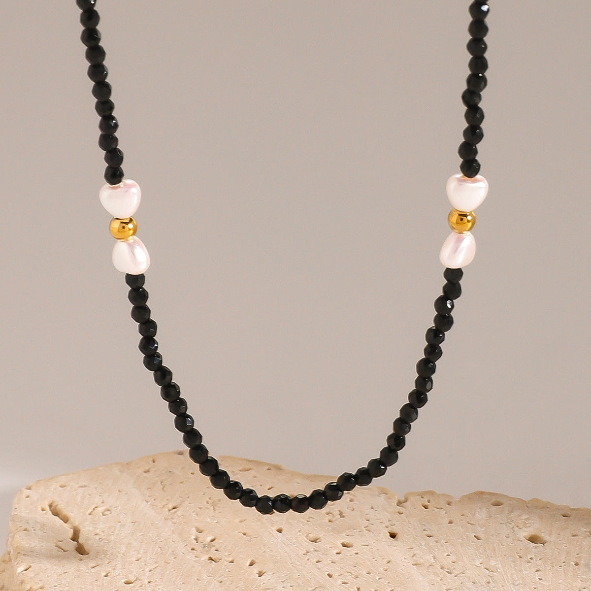 Collana con Pendente Minimalista a Cuore in Acciaio Inossidabile Nero con Accenti di Perle Simulate e Finitura Placcata per Donne