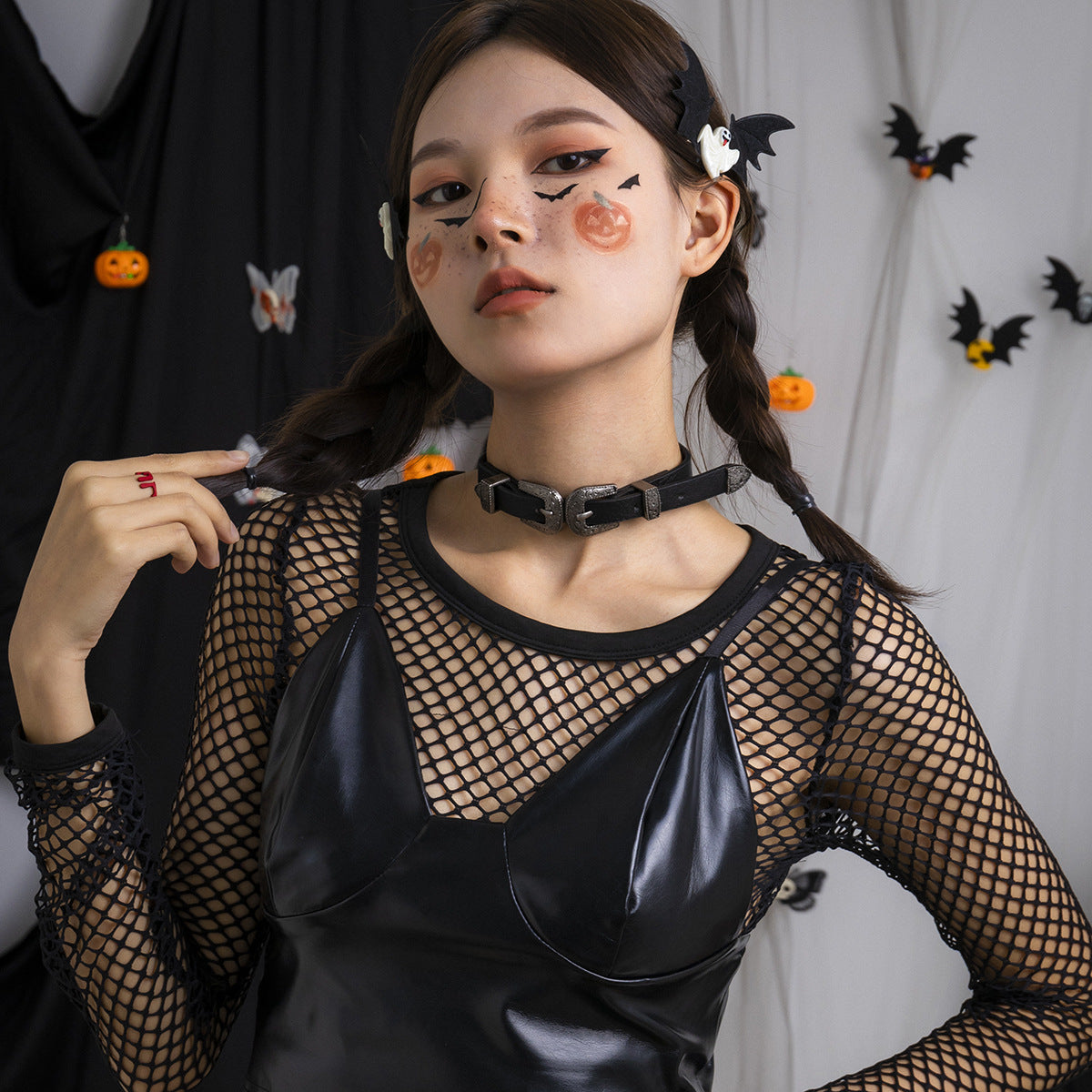 Gothic Style Floral Pattern PU Choker Necklace for Women with Alloy Accent and Geometric Line Design