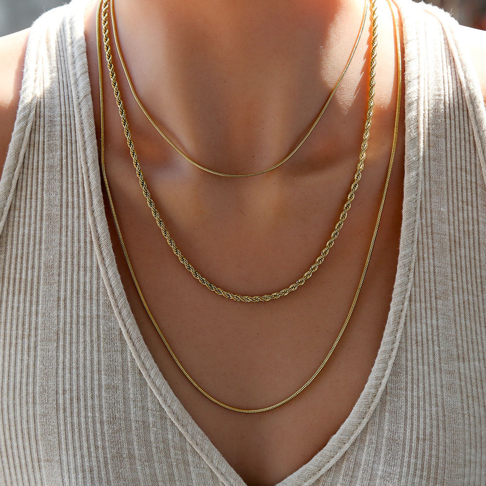 Collar de clavícula minimalista geométrico de titanio y acero de triple capa con baño de oro de 18K para mujer