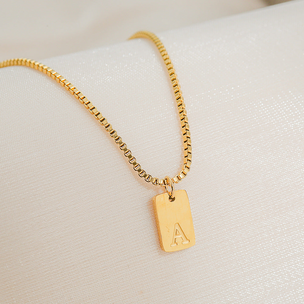 Collar con colgante de letra geométrica minimalista de acero inoxidable con baño de oro de 18 quilates para mujer