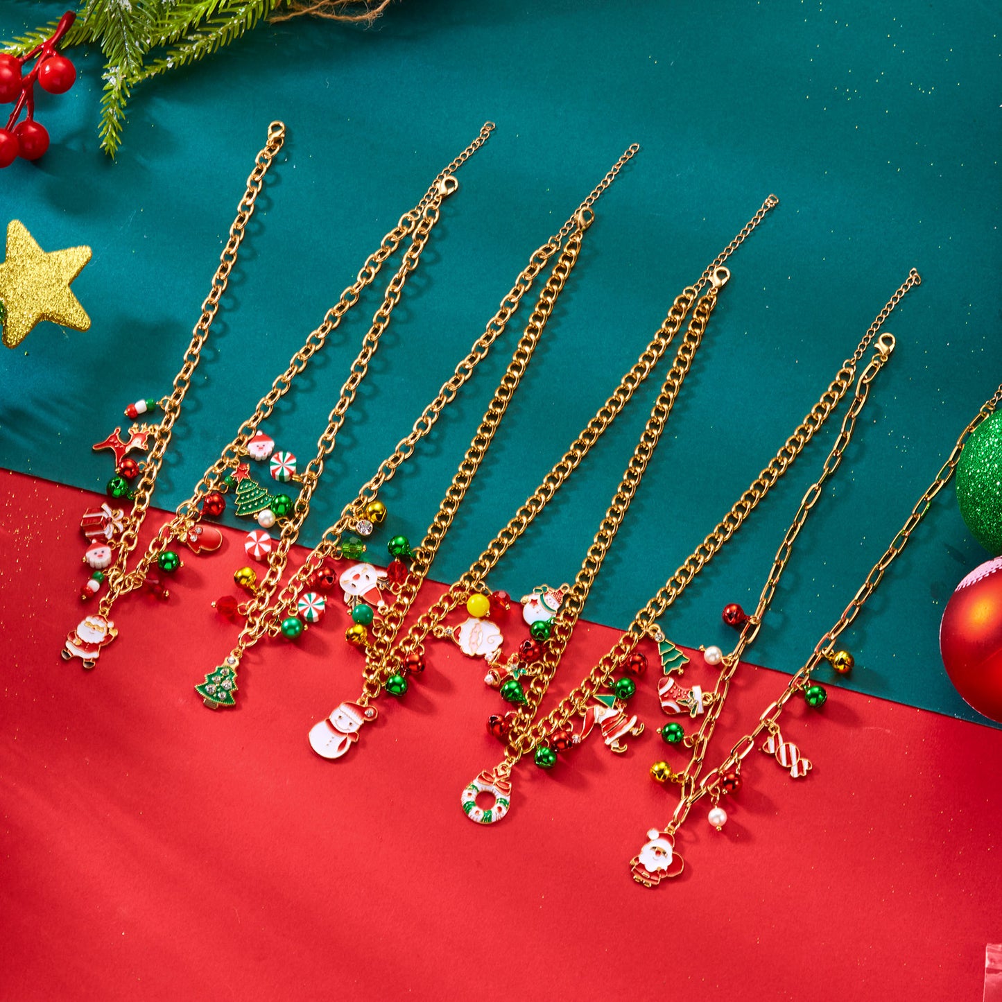 Collana con Pendente in Lega a Tema Natalizio con Ciondoli a Renna e Campanella, Elettroplaccata, Stile Minimalista e Dolce per Donna