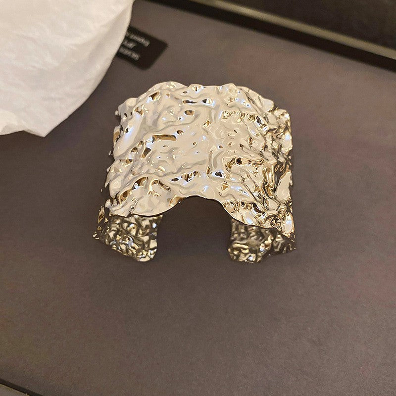 Bracciale a manetta in metallo elegante e robusto con finitura placcata, forma geometrica rotonda, accessorio di lusso alla moda per pendolari