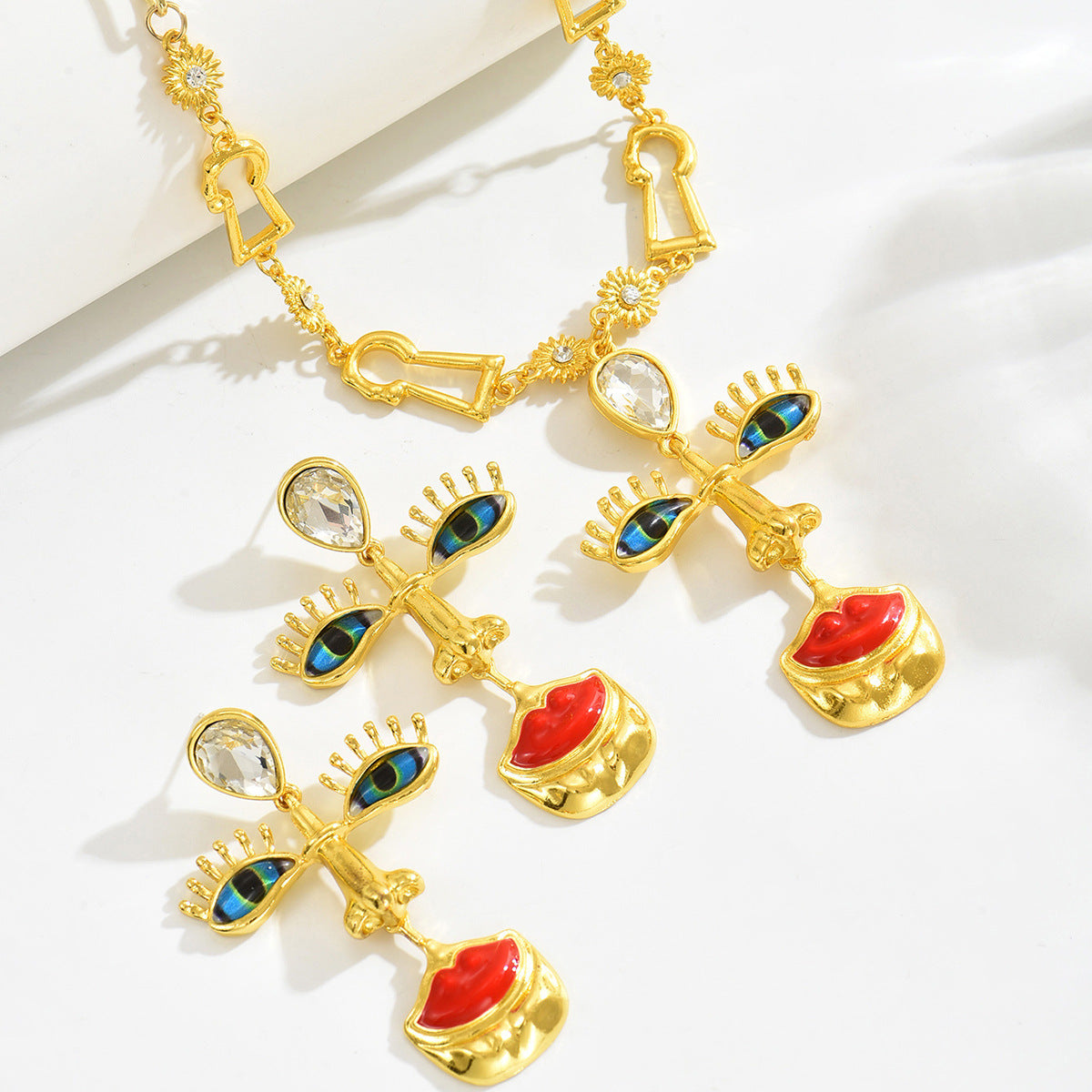 Orecchini e Collana Lunga da Donna con Strass, Design Vintage Geometrico a Croce, Labbra Rosse, Naso e Occhi