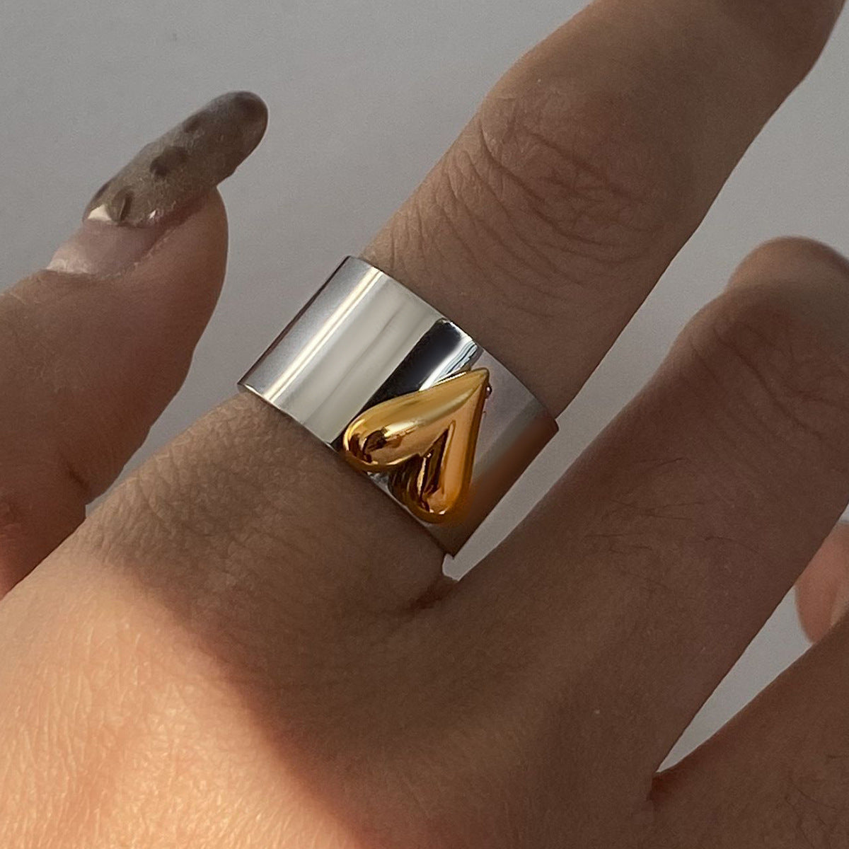 Elegante anello da donna in acciaio al titanio a forma di cuore con finitura placcata, accessorio di moda dal design geometrico